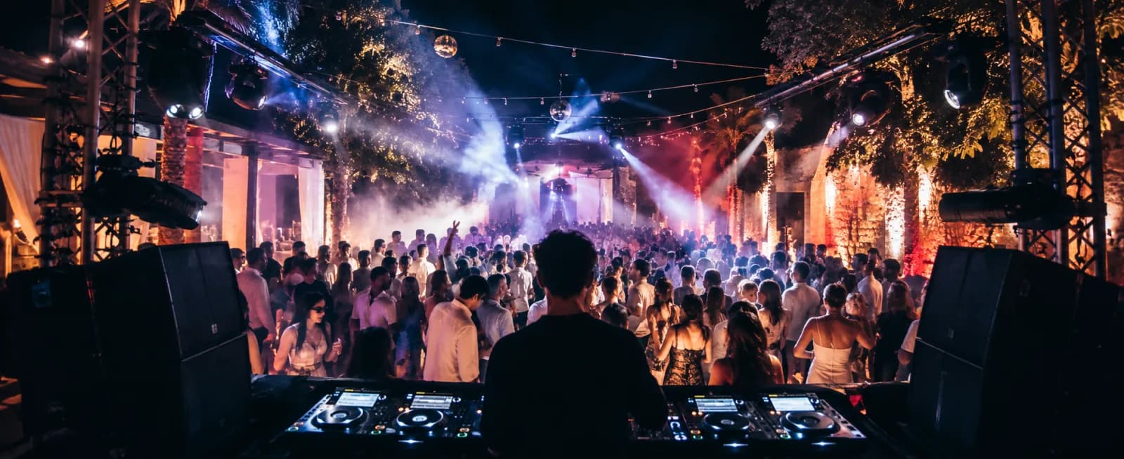 Blick vom DJ-Pult auf die beleuchtete Open-Air-Tanzfläche der bestehenden Mallorca-DJs-Website